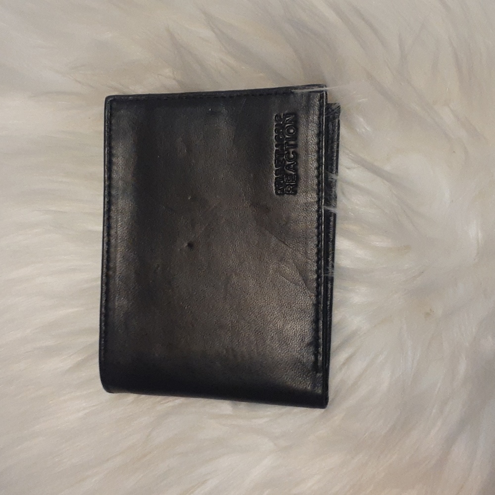 Kenneth Cole Reaction Black Leather Bi-Fold Wallet NWT